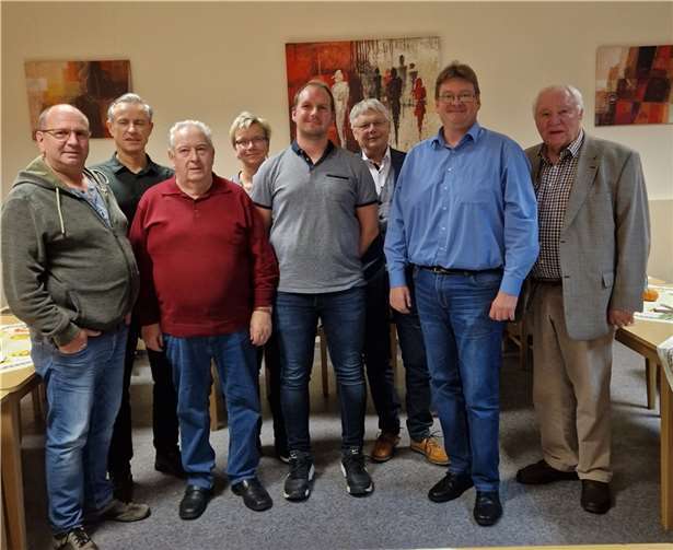 Gruppenbild des Ortsvereins Bad Hönningen nach erfolgter Neuwahl des Vorstands zusammen mit dem Stadtbürgermeister Reiner W. Schmitz ist beigelegt (zwei Vorstandsmitglieder fehlen). Foto: Diana Göttes