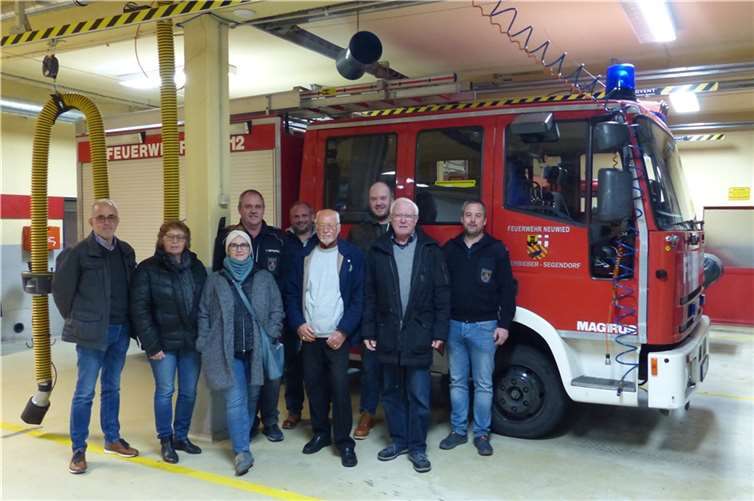 Gruppenbild in der Fahrzeughalle (von links): Wolfgang Hardt, Jutta Heidgen-Klaassen, Silvana Cremer, Löschzugführer Klaus Zeppenfeld, Ralf Emmel, Romed H. Kaufhold, Stefan Busch, Gerhard Neumann und Oberbrandmeister Markus Noll  Foto: Wolfgang Hardt