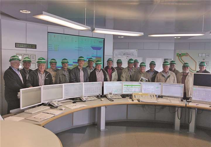 Gruppenbild in der Leitzentrale des Kraftwerks. privat