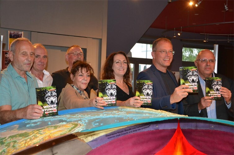 Gruppenbild leider ohne (den erkrankten) Autor: Die Mitwirkenden, Förderer, Iniatoren, Gestalter und Durchführenden der ungewöhnlichen Buchvorstellung  im Eingangsbereich des Lava-Domes