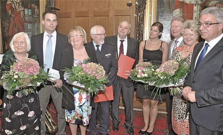 Gruppenbild mit Angehörigen: Jürgen Mosen (4.v.l.), Horst Eckhardt (5.v.l.), Wolfgang Fromm (3.v.r.), ganz rechts Innenminister Roger Lewentz.uko