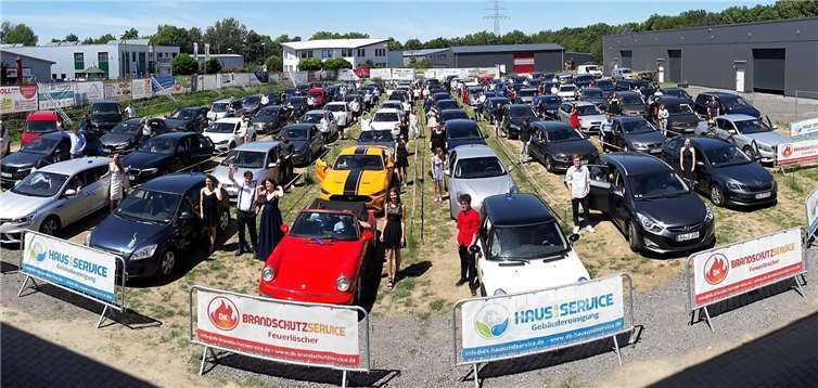 Gruppenbild mit Auto vor der Bühne des Autokinos. Fotos: EICH