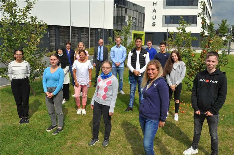 Gruppenbild mit Bürgermeister Bert Spilles (7.v.l.): die neuen Auszubildenden, Anerkennungspraktikantinnen und FSJler sowie die Leiterin des Fachbereichs Personal, Britta Röhrig (4.v.l.), Margit Bierbrauer (5.v.l.) vom Fachbereich Jugendhilfe sowie der Jugend- und Auszubildendenvertreter Christian Wolf (5.v.r.). Foto: Stadt Meckenheim