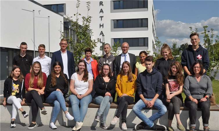 Gruppenbild mit Bürgermeister Bert Spilles (hinten, Vierter von rechts): die neuen Auszubildenden, Anerkennungspraktikanten und FSJ-Absolventen sowie der Ausbildungsbeauftragte Marco Deckers (hinten, Dritter von links), die Leiterin des Fachbereichs Personal, Britta Röhrig (hinten, Vierte von links), und Margit Bierbrauer (hinten, Dritte von rechts) vom Fachbereich Jugendhilfe.Foto: Stadt Meckenheim