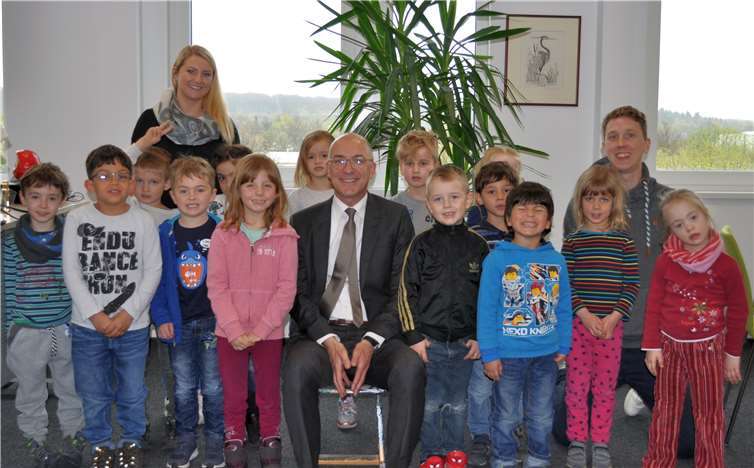 Gruppenbild mit Bürgermeister: Gemeinsam mit ihren Betreuern Juliana Janicic und Dominik Steinhilber besuchten die Vorschulkinder der Kita Steinbüchel Bert Spilles in dessen Büro. Stadt Meckenheim
