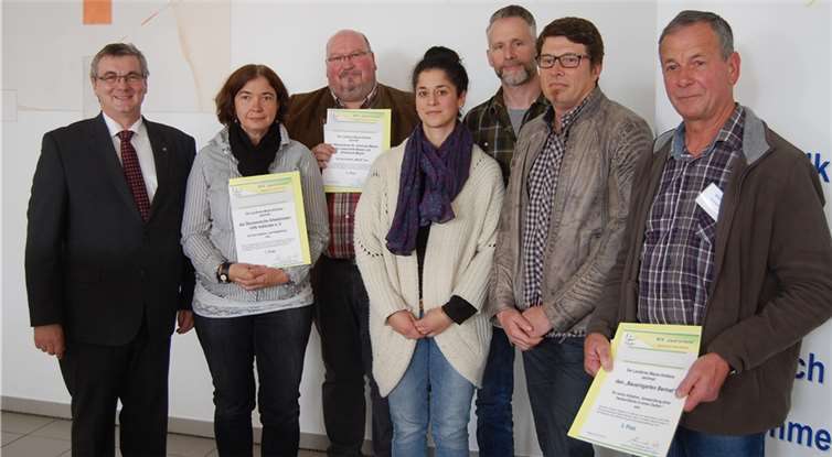 Gruppenbild mit Damen (von links): Landrat Dr. Alexander Saftig zeichnete in der Kategorie „Wir verstehen uns generationsübergreifend gut“ Gisela Ledwig-Gabriel (Ökumenische Arbeitsloseninitiative Vallendar, Platz eins), Volker Schroeter (Altenzentrum St. Johannes Mayen), Sarah Sondermann (Streetwork Mayen), Christoph Michels (Lebenshilfe Mayen), Stefan Jung (Altenzentrum St. Johannes Mayen, als Kooperation auf Platz zwei) und Wilfried Hellen (Bauerngarten Bermel, Platz drei) aus.