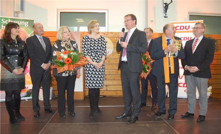 Gruppenbild mit Damen (von links): Mechthild Heil, Dr. Adolf Weiland, Hedi Thelen, Julia Klöckner, Jörg Lempertz, Gerhard Bermel, Rainer Hilger und Dr. Alexander Saftig.SK