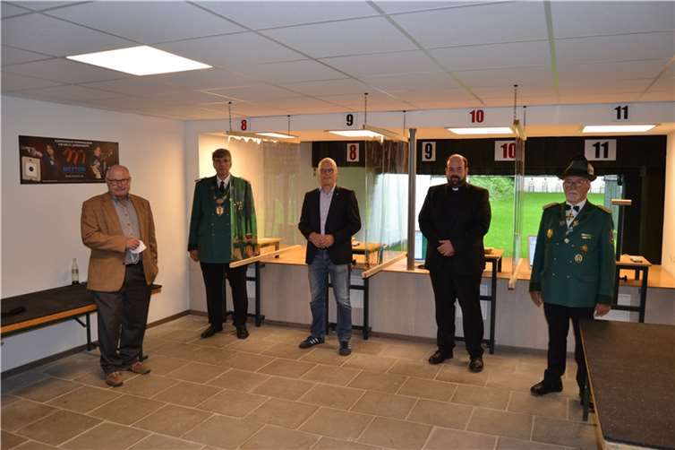 Gruppenbild mit Dr. Leo Kreuz (Vorsitzender Ortsausschuss Niederbachem), Wilhelm Langen (Brudermeister), Oliver Kraus (MdL), Pfarrer Michael Maxeiner und Wilhelm Ippendorf (Ehrenbrudermeister Niederbachem sowie Bundesmeister BHDS). Fotos: St. Sebastianus-Schützenbruderschaft Niederbachem