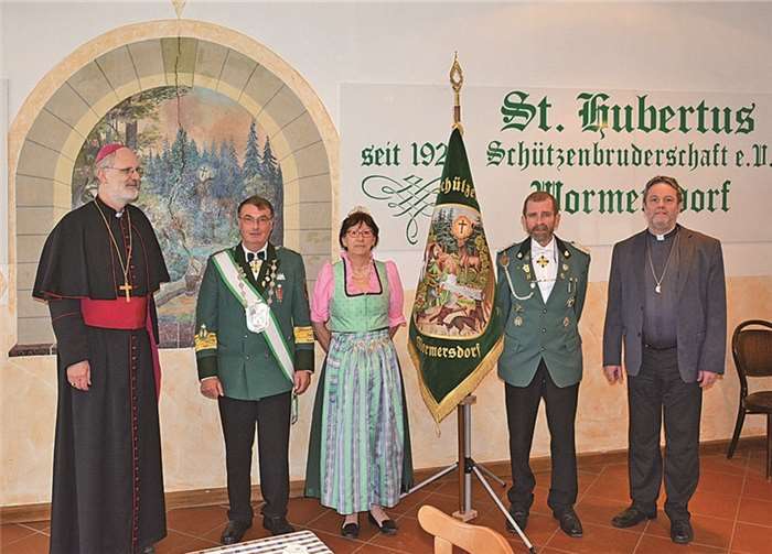 Gruppenbild mit Fahne (von links): Weihbischof Ansgar Puff, das Diözesankönigspaar Severin und Luise Schmitz, Brudermeister Rainer Noll sowie der Präses, Pastor Dr. Reinhold Malcharek.Hans Albert Ulmer