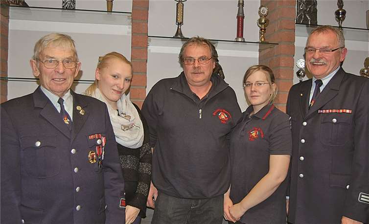 Gruppenbild mit Feuerwehrfrauen (von links): Wehrführer a.D. Alfred Dreiser, Anne Dreiser, der ehemalige stellvertretende Wehrführer Karl-Heinz Pauken, Jessica Möde und Wehrführer a.D. Franz-Josef Geilen.