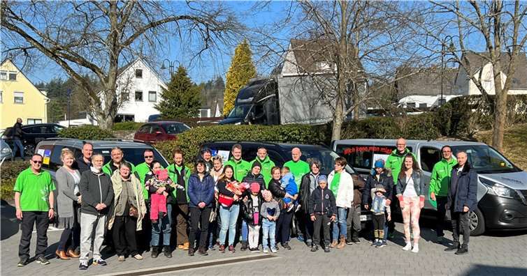 Gruppenbild mit Flüchtlingen und Gastfamilien. Foto: privat
