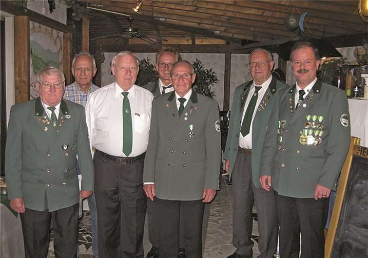Gruppenbild mit Geehrten: v. li. Herbert Stahlhofen, Wolfgang Borchardt, Hermann Helling, Ulrich Grothe, Hans Grün, Günther Hoß u. Friedrich Löhr. privat