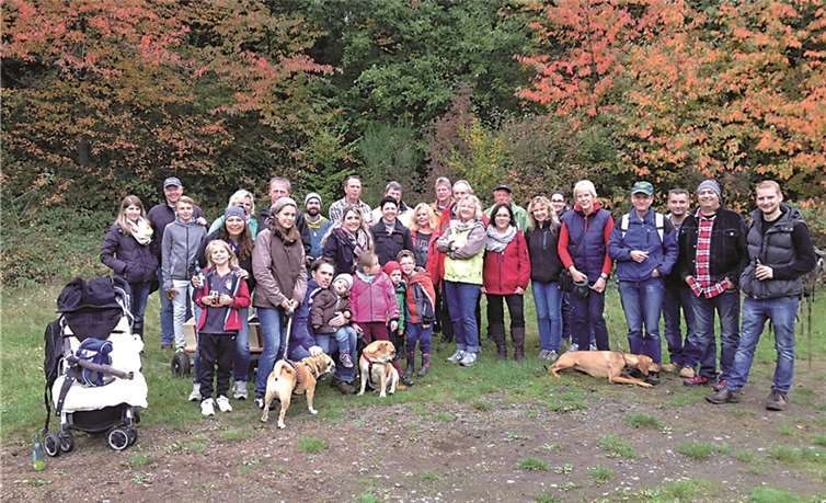 Gruppenbild mit Hunden: Die Alte Herren und der NDKV wanderten in den Herbst.privat