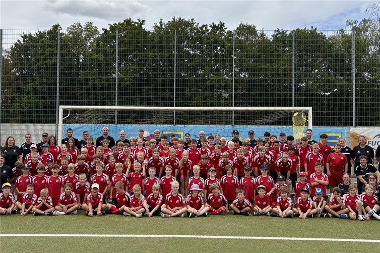 Gruppenbild mit Kindern und Betreuern