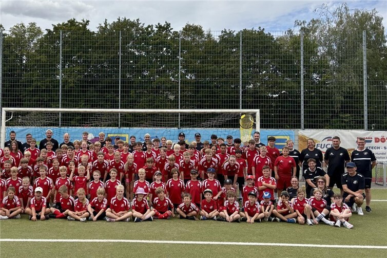 Gruppenbild mit Kindern und Betreuern