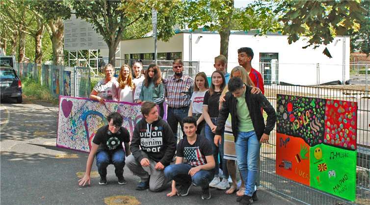 Gruppenbild mit Kunst: die Klasse 9 d der Barbarossaschule und ihre Werke. Foto: -BL-