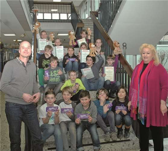 Gruppenbild mit Lese-Löwen nach dem Vorlesewettbewerb an der Regenbogenschule. BL