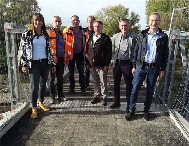 Gruppenbild mit Machern und Verantwortlichen bei der Freigabe der neuen Brücke.  Fotos: BL