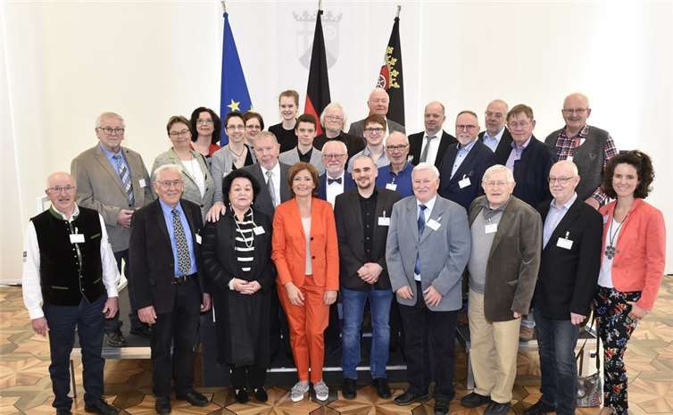 Gruppenbild mit Ministerpräsidentin: Die Delegation aus dem Kreis Ahrweiler mit den rüstigen Rentnern aus Sinzig. Foto: Staatskanzlei