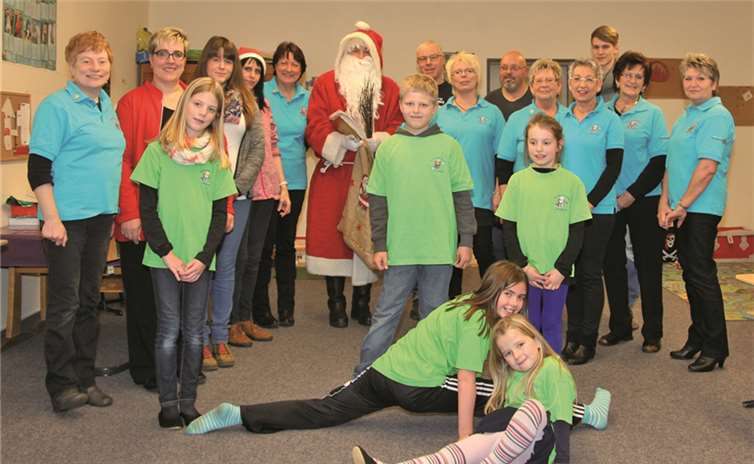 Gruppenbild mit Nikolaus nach Tanzvorführung der Tanzmäuse. privat