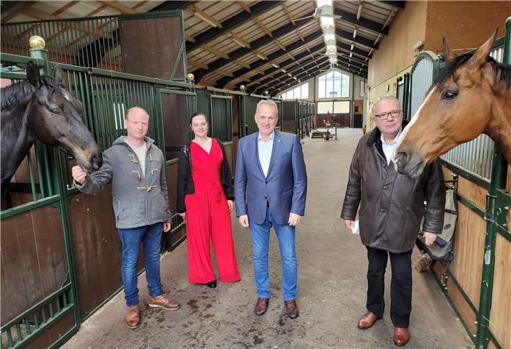 Gruppenbild mit Pferden (von link): Eskado und Hemminway rahmen in ihrem neuen Zuhause auf dem Wachtberger Dreilinenhof das neue Besitzerpaar Paul Völlmer und Lisa Griesemann sowie Wachtbergs Bürgermeister Jörg Schmidt und den Kölner Unternehmer Karl-Peter Griesemann ein. Foto: privat