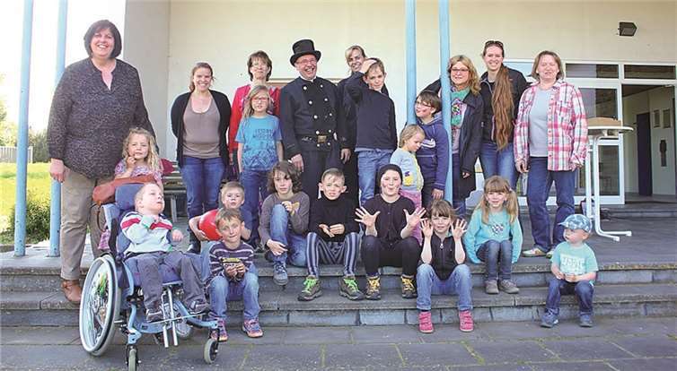 Gruppenbild mit Ruß: die Lämeje Kids mit Nina und Michael Arndt.privat