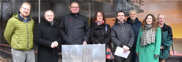 Gruppenbild mit Siegern: (von links) Jurymitglied Maik Linn (AG Öffentlicher Raum), OB Jan Einig, Klaus Breitkreutz (3. Platz), Uta Selig (2. Platz), Eric Noll (1. Platz), Jurymitglied Erhard Jung (Pressesprecher), Citymanagerin Julia Wiederstein und Jurymitglied Volker Robbert (AG Kunst und Kultur). Foto: Marlies Becker