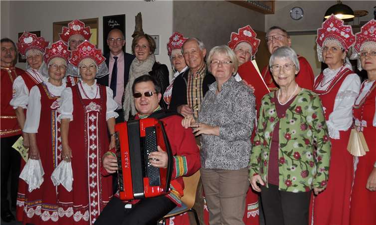 Gruppenbild mit „Souvenir“: Bürgermeister Bert Spilles (hinten 4. v. l.) fand zusammen mit Edith Feuerborn von der Westnetz GmbH (innogy), Eberhard Busch vom Forum Senioren, Bettina Hihn, Beauftragte für Demografie und Gleichstellung der Stadt Meckenheim sowie der Vorsitzenden des Forums Senioren Dr. Erika Neubauer Gefallen an der Darbietung der Sängerinnen und Sänger. Stadt Meckenheim