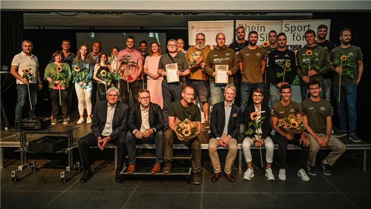 Gruppenbild mit Sportlerinnen und Sportlern sowie Veranstaltern im Rahmen der Verleihung des Rhein-Sieg Sportförderpreis am 12. September 2022 im Stadtmuseum Siegburg.  Foto: Rüdiger Block
