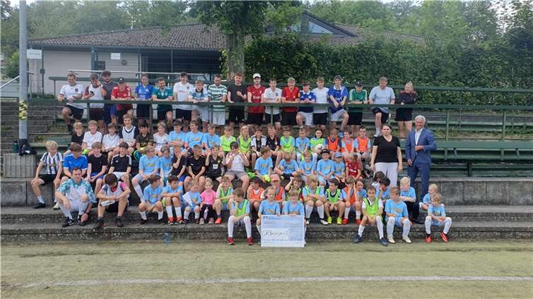 Gruppenbild mit Teilnehmern und Betreuern sowie Sponsor VR Bank RheinAhrEifel e.G. (Volksbank). Foto: SV Oberzissen