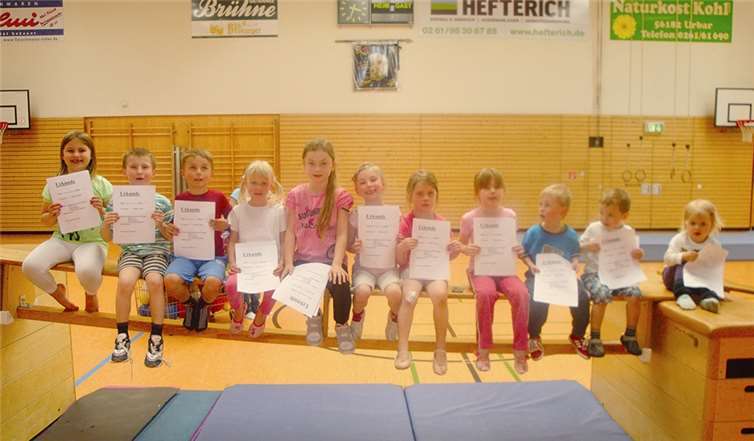 Gruppenbild mit Urkunden I.