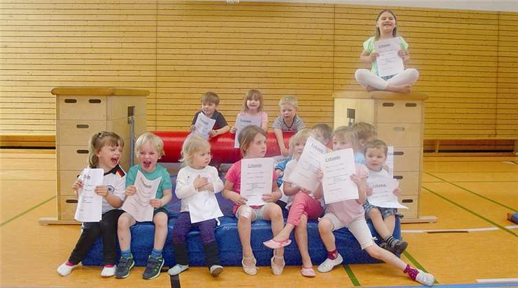 Gruppenbild mit Urkunden II.