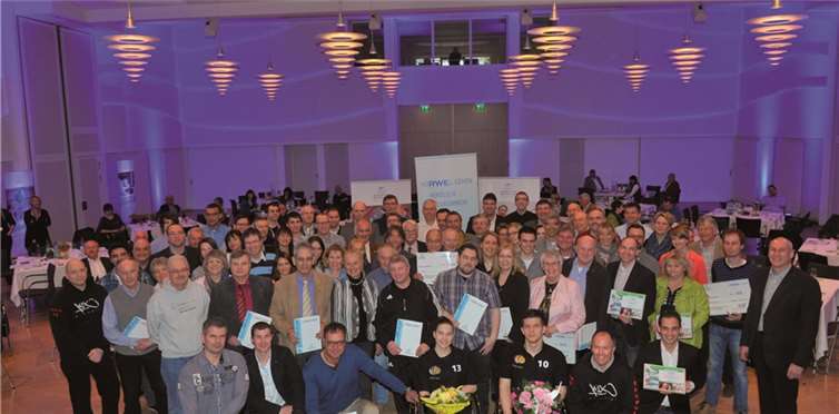 Gruppenbild mit Vertretern aller teilnehmenden Vereine nach der Abschlussveranstaltung in der Stadthalle Boppard.