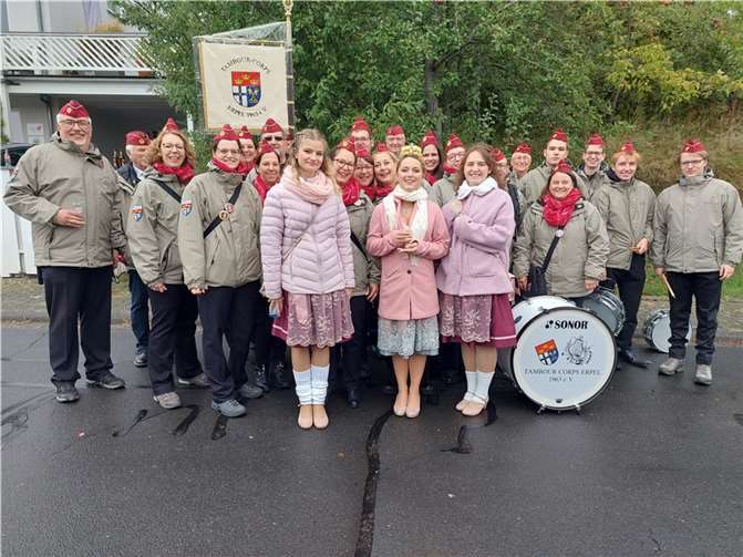 Gruppenbild mit Weinkönigin Hannah. Fotos: privat