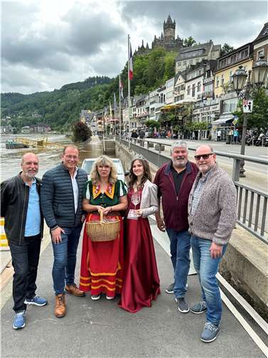 Gruppenbild mit Weinkönigin Viktoria (3. v. r.) im Schatten der Reichsburg.