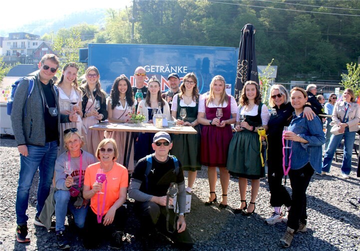 Gruppenbild mit Weinköniginnen – dieser Wunsch wurde für eine Wandergruppe aus dem Münsterland Realität.