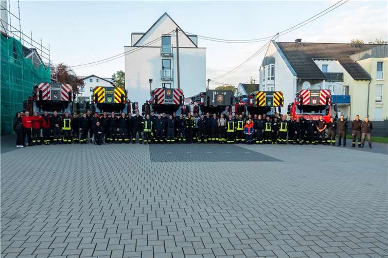 Gruppenbild mit allen Beteiligten und den Drehleitern. Foto: Feuerwehr VG Dierdorf/Wolfgang Tischler