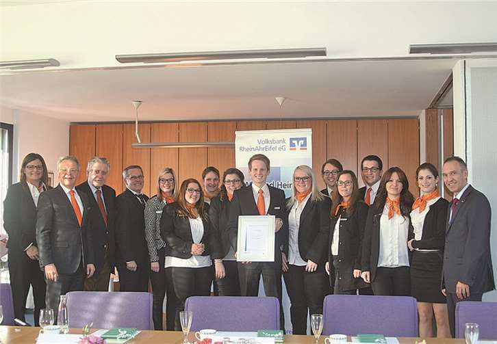 Gruppenbild mit allen Prüflingen sowie Ausbilderin Stephanie Schneiß (links), Elmar Schmitz (Zweiter von links), Herbert Rütten (Dritter von links), Rudolf Mies (Vierter von links) und Dr. Bernd Greulich (rechts).privat