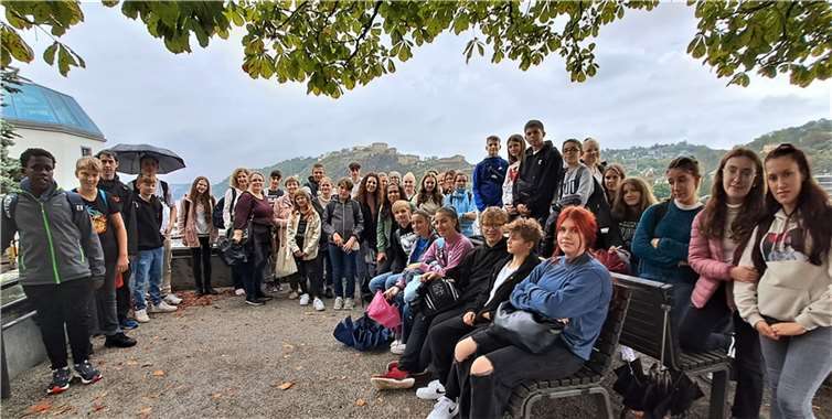 Gruppenbild mit allen Schülerinnen und Schülern aus dem „Ersmus-Projekt“ vor der Festungskulisse. Foto: privat