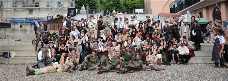Gruppenbild mit allen Teilnehmern des Steampunk-Festivals. Fotos: GM