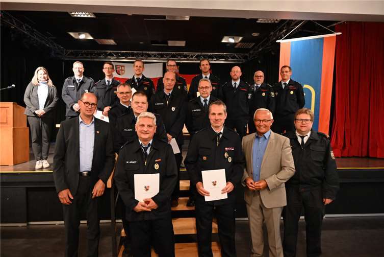 Gruppenbild mit allen ernannten und geehrten Personen.