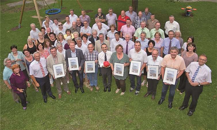 Gruppenbild mit allen teilnehmenden Gemeinden. -WT-