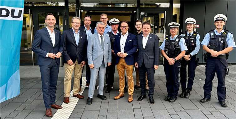Gruppenbild mit dem NRW-Innenminister - auch die Polizeibeamtinnen und -beamten freuten sich über den Besuch aus Düsseldorf. Foto: CDU Meckenheim