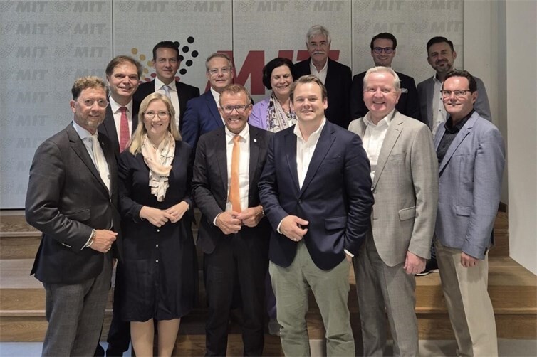 Gruppenbild mit den Delegierten aus Rheinland-Pfalz. Darunter der Vorsitzende des MIT Landesverband Rheinland-Pfalz, Gereon Haumann (3. v. l. vorne) direkt daneben der Bundesgeschäftsführer der MIT im Bundesvorstand, Bastian Pophal (an 4. Stelle vorne  v. l.) als auch die Bezirksvorsitzenden aus Koblenz-Montabaur, Detlef Odenkirchen (ganz l. vorne), aus Trier, Sebastian Bodensteiner (l. o. Reihe außen) und Rheinhessen-Pfalz, Lukas Spiegel (vorne r. außen)ot