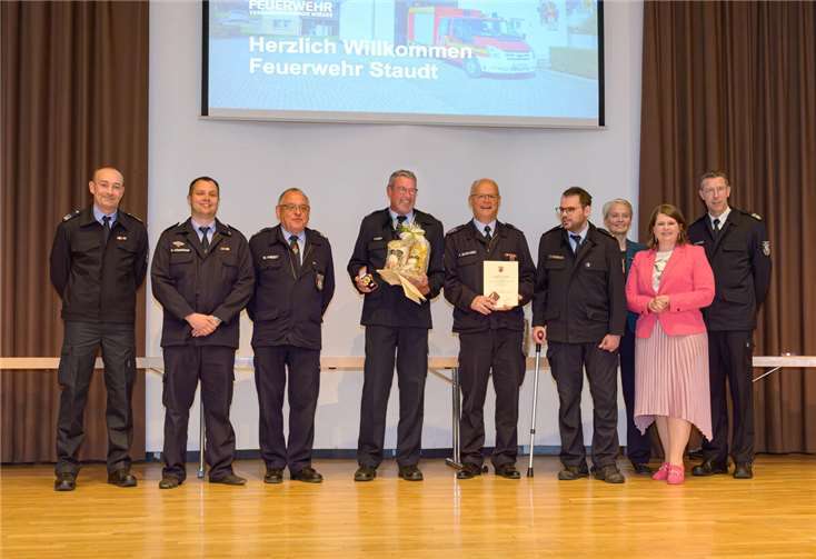 Gruppenbild mit den Geehrten für 45 Jahre Feuerwehrzugehörigkeit: Thomas Kloft (vierter v.l.) und Arno Goldhausen (fünfter v.l.).