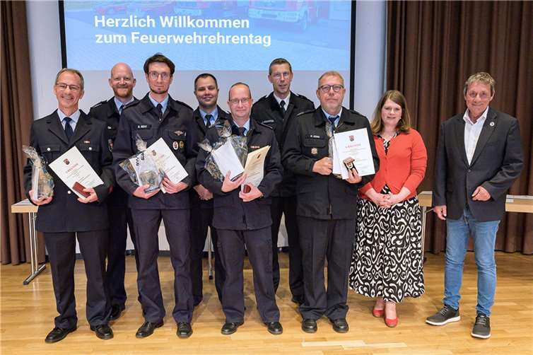 Gruppenbild mit den Geehrten über 35 Jahre Feuerwehrzugehörigkeit.  Fotos: VG Wirges/Annette Brach