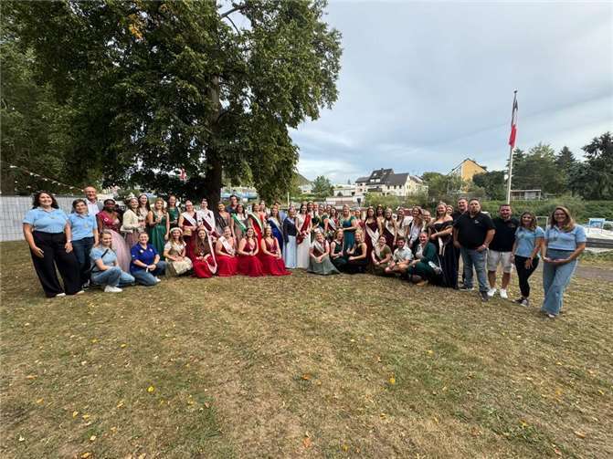Gruppenbild mit den anwesenden Hoheiten im Lehner Weindorf. Foto: Bernhard Herold