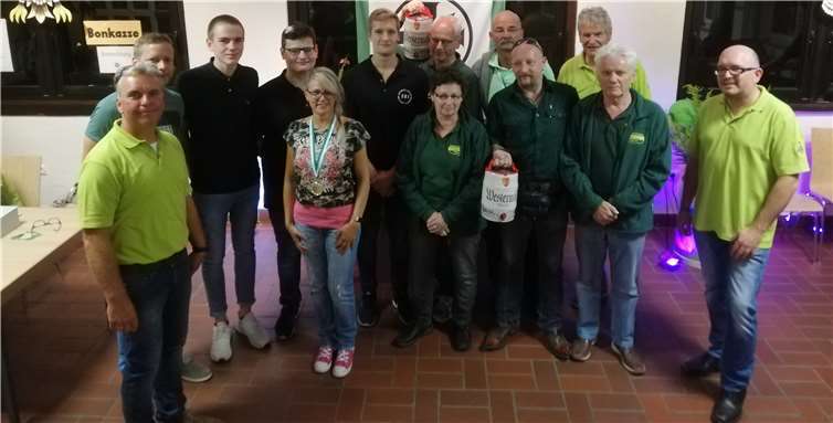 Gruppenbild mit den erfolgreichen Teams, Einzelschützen und 1. Brudermeister Thomas Over, 2. Brudermeister Martin Durst und Ehrenbrudermeister Justus Reiprich.Foto: Thomas Herschbach