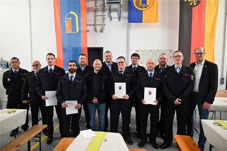 Gruppenbild mit den ernannten und geehrten Personen. 