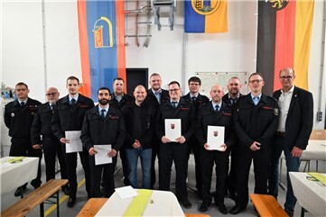 Gruppenbild mit den ernannten und geehrten Personen. 